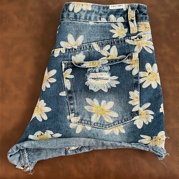 Almost Famous Daisies High Rise Shorts Size 5 - Picture 7 of 16